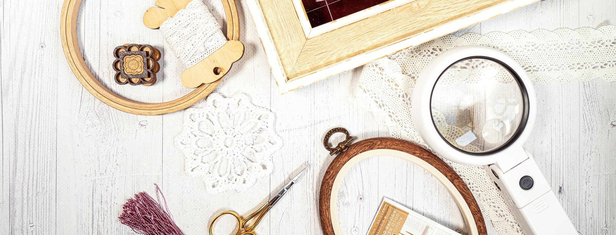 atelier cu mese de lucru și materiale pentru broderie